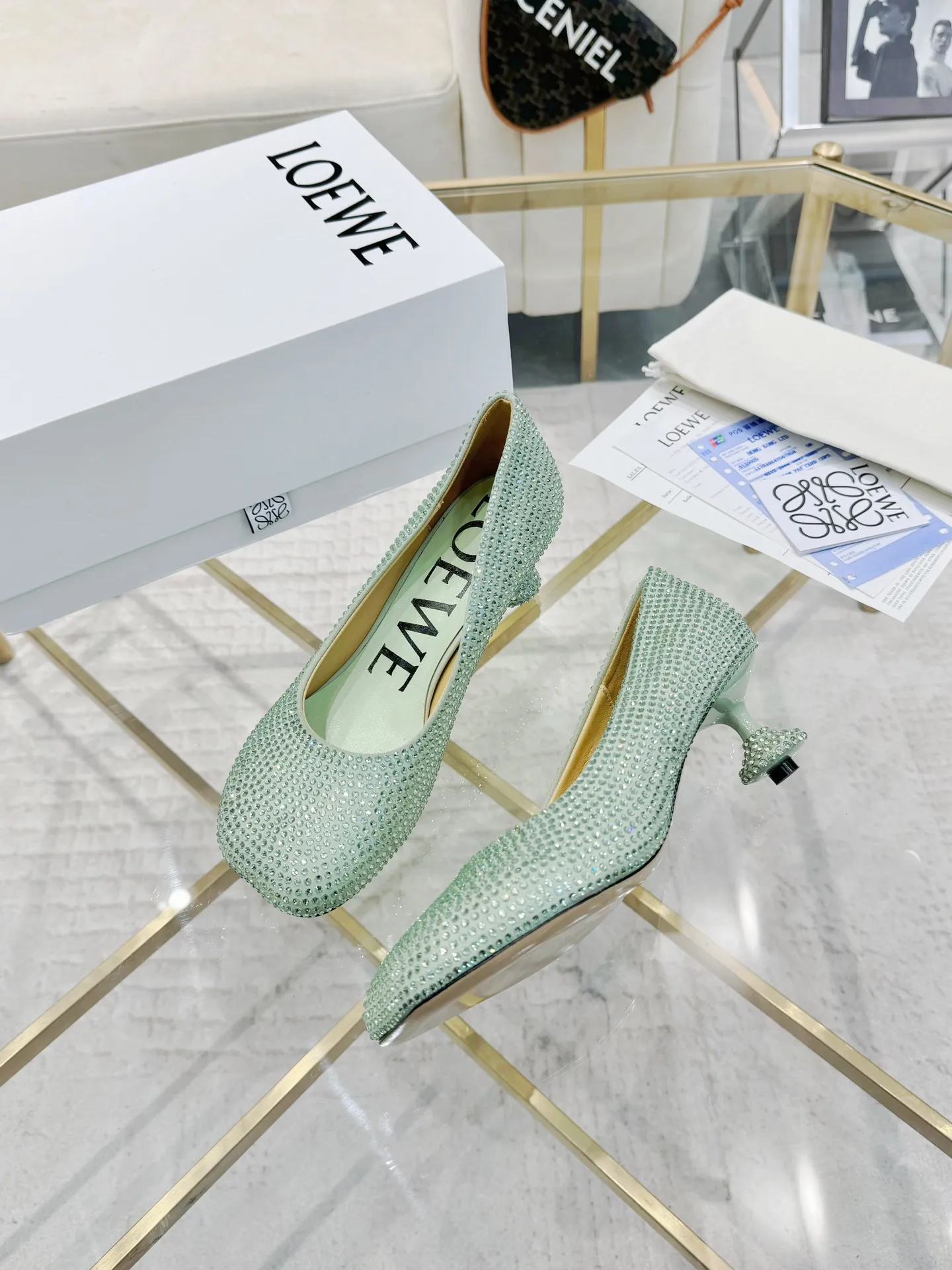 👟👟Ex-factory price 660👟👟 LOEWE‼ ️ New arrival‼ ️Imported genuine leather sole Loewe 2024/aw early spring latest T stage colored diamond series catwalk style 😘😘😘 Upper: imported silk cloth lining: imported water-dyed sheepskin outsole: original molded injection molded leather outsole Heel: original molded 1:1 Heel height: 5.5cm Size: 35-39 (40/41/42/43 custom-made, non-refundable)